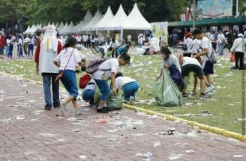Pungut Sampah Terbanyak dapat Hadiah dari Ibu Bhayangkari